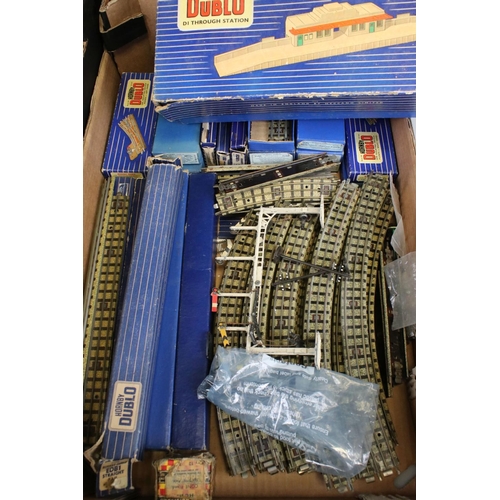 90 - Quantity of Hornby Dublo model railway to include locomotives, rolling stock, track and accessories ... 