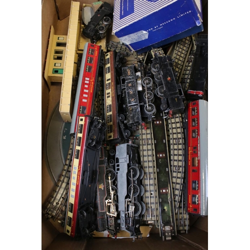 90 - Quantity of Hornby Dublo model railway to include locomotives, rolling stock, track and accessories ... 