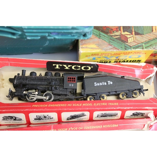 92 - Quantity of Tyco HO gauge model railway to include 2 x boxed locomotives, 8 x boxed items of rolling... 