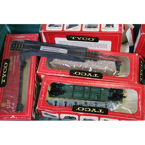 92 - Quantity of Tyco HO gauge model railway to include 2 x boxed locomotives, 8 x boxed items of rolling... 