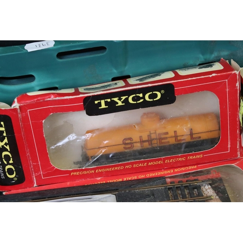 92 - Quantity of Tyco HO gauge model railway to include 2 x boxed locomotives, 8 x boxed items of rolling... 