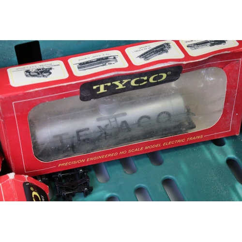 92 - Quantity of Tyco HO gauge model railway to include 2 x boxed locomotives, 8 x boxed items of rolling... 