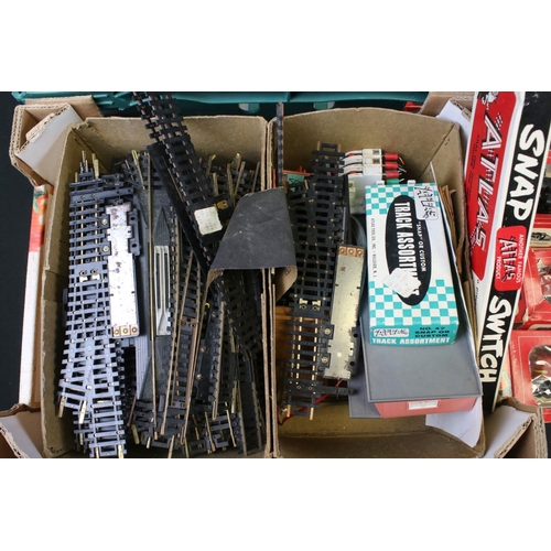 92 - Quantity of Tyco HO gauge model railway to include 2 x boxed locomotives, 8 x boxed items of rolling... 