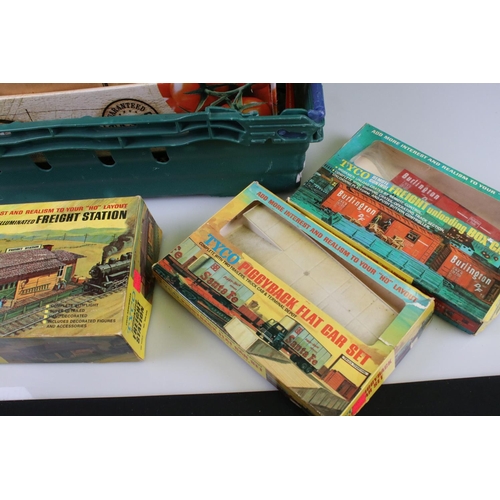 92 - Quantity of Tyco HO gauge model railway to include 2 x boxed locomotives, 8 x boxed items of rolling... 