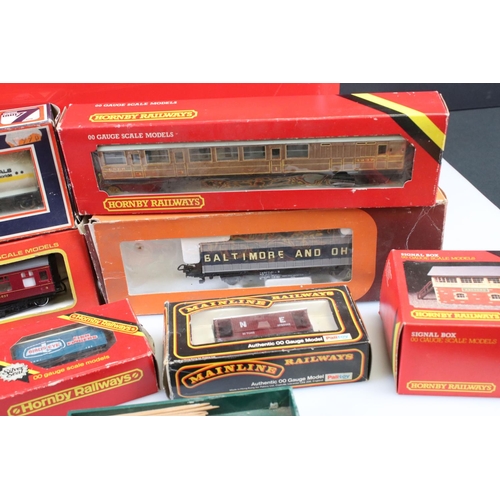 96 - Quantity of OO gauge model railway to include 7 x boxed items of rolling stock featuring Hornby, Lim... 