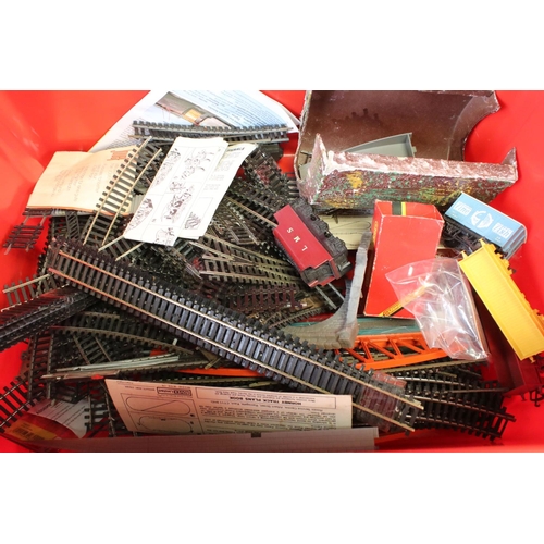 96 - Quantity of OO gauge model railway to include 7 x boxed items of rolling stock featuring Hornby, Lim... 