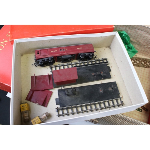 97a - Quantity of Triang OO gauge model railway to include 3 x locomotives, 6 x items of rolling stock, bo... 