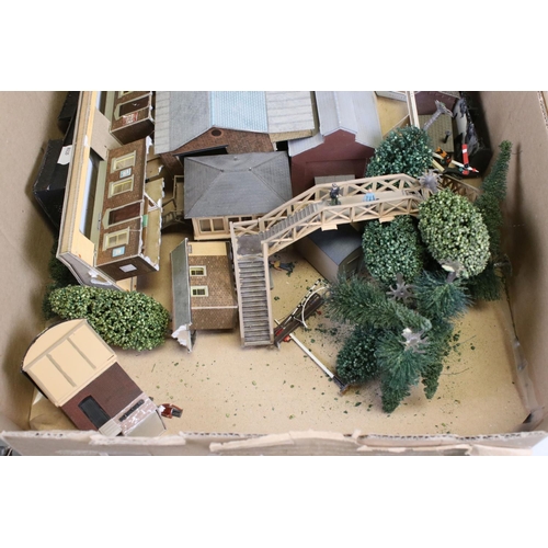 98 - Quantity of OO gauge model railway to include card trackside buildings, scenery, boxed & unboxed con... 