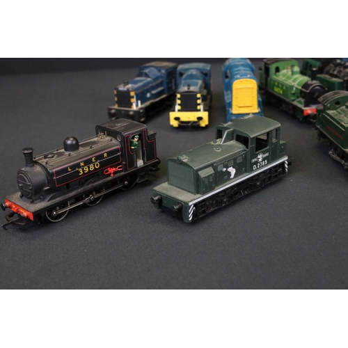 53 - 10 OO / HO gauge locomotives to include Hornby GWR 0-4-0, Fleischmann 0-6-0, Hornby LNER 0-6-0 8474 ... 