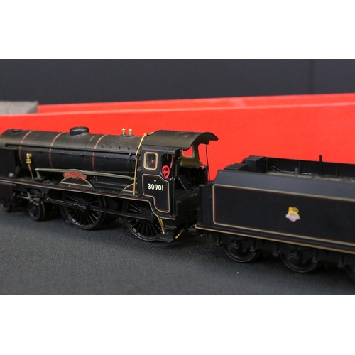 57 - Three Hornby OO gauge locomotives with tenders to include Boxed R125 4-4-0 Locomotive ' County of Co... 