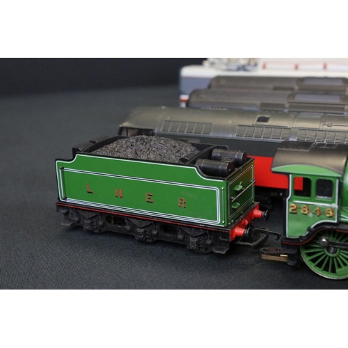 60 - Group of model railway to include Hornby OO gauge Arsenal locomotive, Hornby City og Derby car, Horn... 