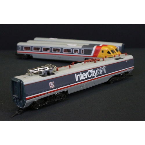 60 - Group of model railway to include Hornby OO gauge Arsenal locomotive, Hornby City og Derby car, Horn... 