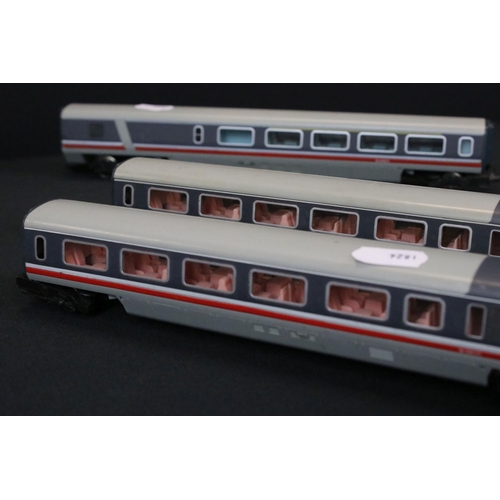 60 - Group of model railway to include Hornby OO gauge Arsenal locomotive, Hornby City og Derby car, Horn... 