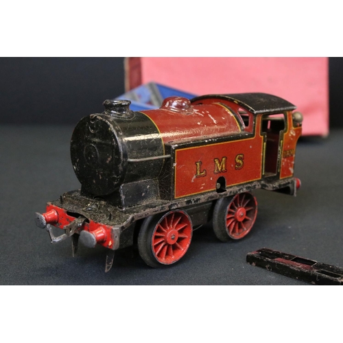 63 - Group of Hornby O gauge model railway to include 0-4-0 LMS 2270 locomotive with key, Fyffes Bananas ... 