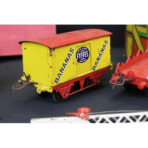 63 - Group of Hornby O gauge model railway to include 0-4-0 LMS 2270 locomotive with key, Fyffes Bananas ... 