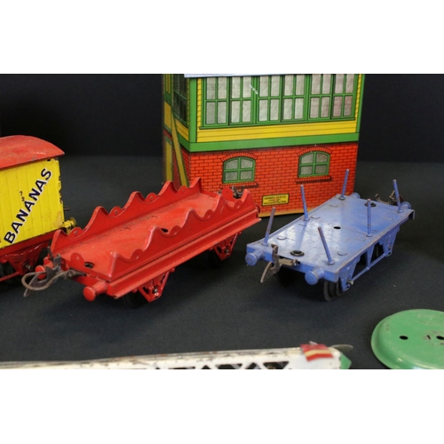 63 - Group of Hornby O gauge model railway to include 0-4-0 LMS 2270 locomotive with key, Fyffes Bananas ... 