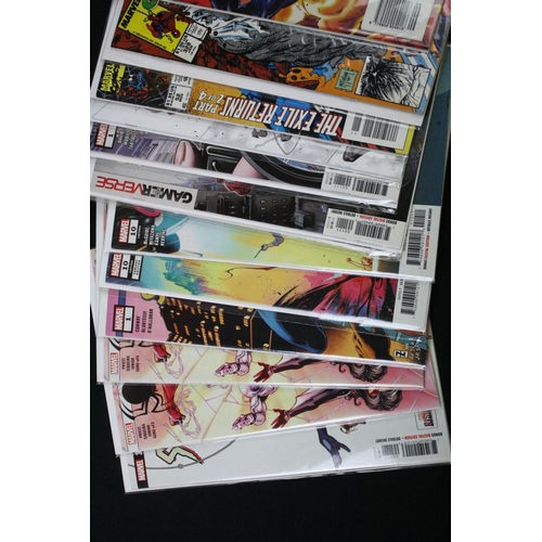 128 - Comics - Around 130 contemporary Marvel comics to include Spiderman, Venom, Black Bolt #1, Deadpool,... 