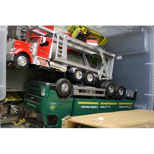 395 - Quantity of diecast and plastic models to include Matchbox, Emek, Corgi, Dinky and many others, vari... 