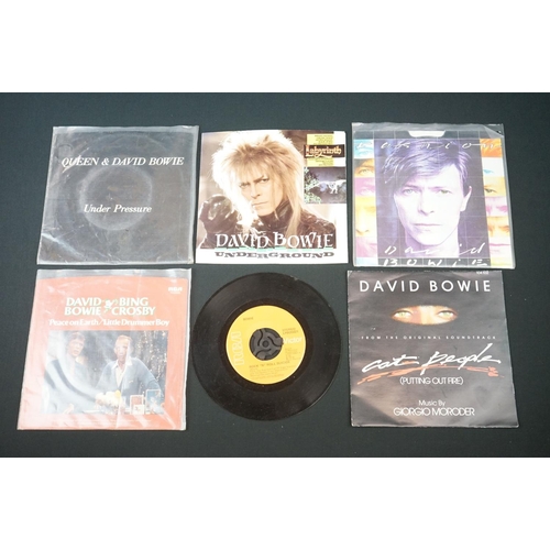 158 - Vinyl & Autographs - David Bowie - 17 US singles some in picture sleeve, some Promos and some Colour... 