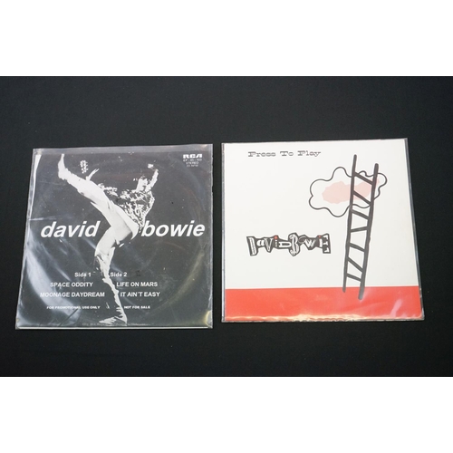 160 - Vinyl & Autographs - David Bowie - 5 private press fan singles + 2 copies signed by musician Herbie ... 