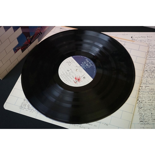 58 - Vinyl - 2 Pink Floyd LP's to include Dark Side Of The Moon (SHVL 804) matrices A-9 / B-8, feelable m... 