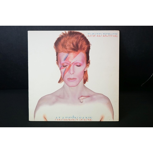 390 - Vinyl - 4 David Bowie LP's to include Aladdin Sane (RS 1001) gatefold sleeve, lyric inner, Victor to... 