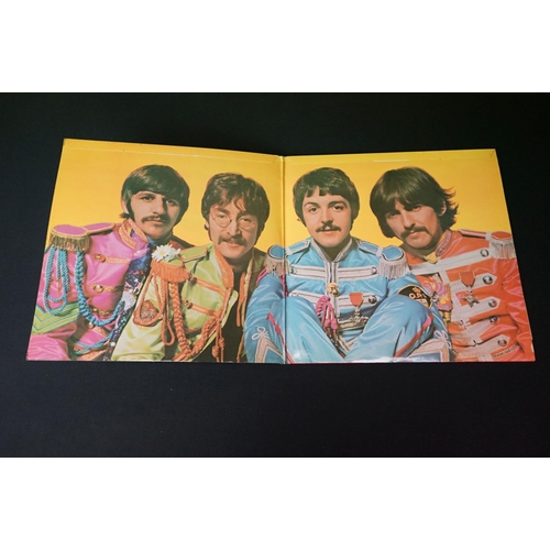 393 - Vinyl - The Beatles Sgt Pepper PMC 7027 mono, with Sold In UK and The Gramophone Co Ltd to label.  R... 