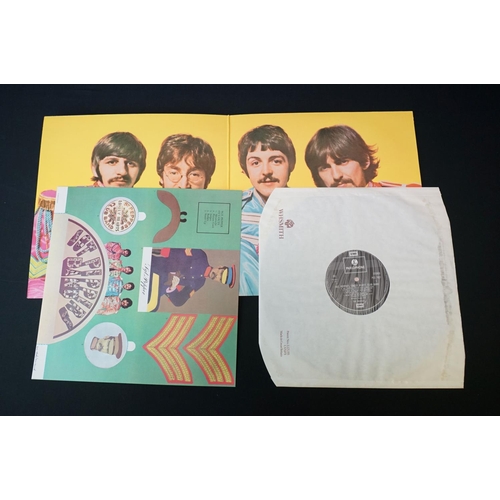 416 - Vinyl - The Beatles Sgt Pepper PCS 7027 black and silver 2 box EMI logo label, insert intact.  Ex