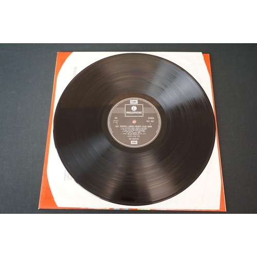 416 - Vinyl - The Beatles Sgt Pepper PCS 7027 black and silver 2 box EMI logo label, insert intact.  Ex