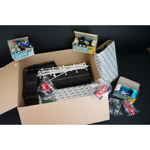 1289 - Collection of Triang Scalextric to include 3 x boxed slot cars (C72 BRM in blue, C62 Ferrari repaint... 