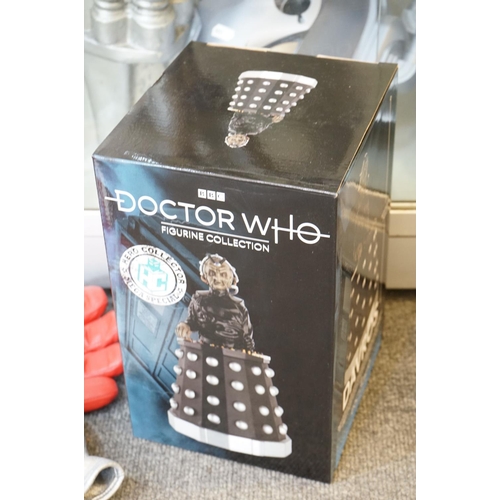 375 - Doctor Who - Collection of Doctor Who scale size items to include full custom made Earthshock Cyberm... 