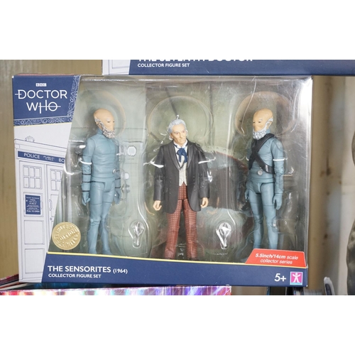 375 - Doctor Who - Collection of Doctor Who scale size items to include full custom made Earthshock Cyberm... 