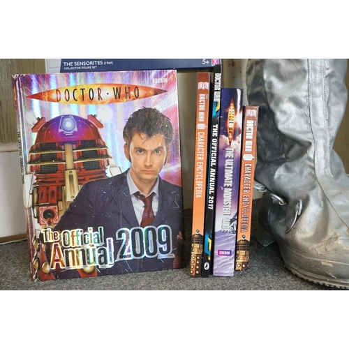 375 - Doctor Who - Collection of Doctor Who scale size items to include full custom made Earthshock Cyberm... 