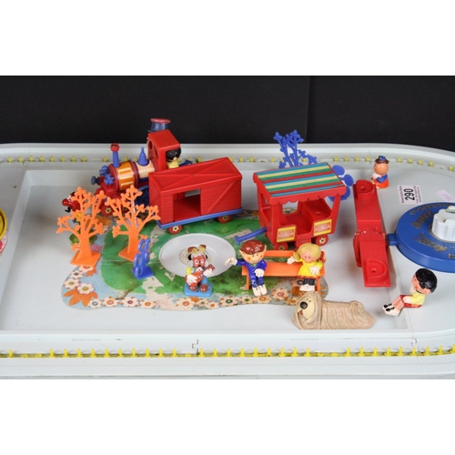 290 - Corgi Magic Roundabout 853 Gift Set train set with figures and accessories, gd overall