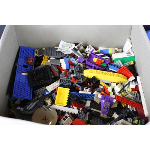 295 - Lego - Large quantity of built and unbuild Lego featuring Star Wars, Ninjago, City, etc with mini fi... 