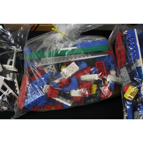 227A - Lego - Large collection of 80s Lego to include built & part built sets featuring vehicles, buildings... 