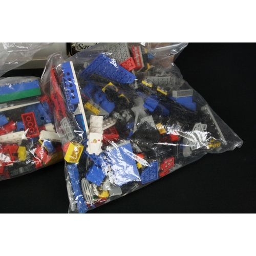 227A - Lego - Large collection of 80s Lego to include built & part built sets featuring vehicles, buildings... 