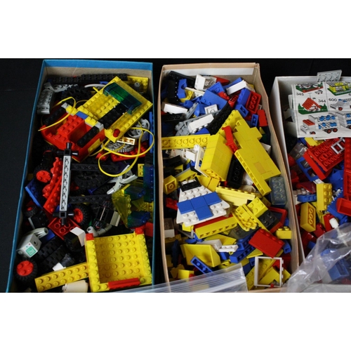 227A - Lego - Large collection of 80s Lego to include built & part built sets featuring vehicles, buildings... 