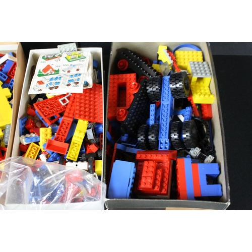 227A - Lego - Large collection of 80s Lego to include built & part built sets featuring vehicles, buildings... 