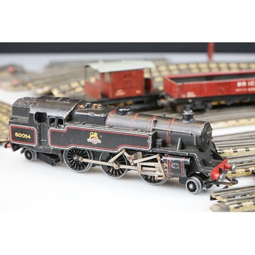 108 - Group of Hornby Dublo model railway to include 2-6-2 BR locomotive in black, track, 2 x signals and ... 