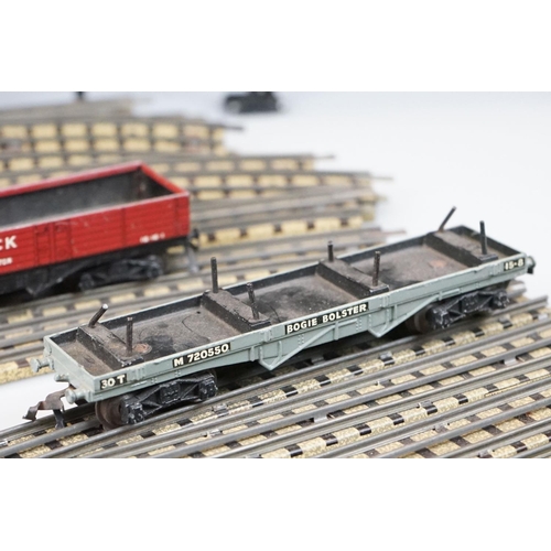 108 - Group of Hornby Dublo model railway to include 2-6-2 BR locomotive in black, track, 2 x signals and ... 