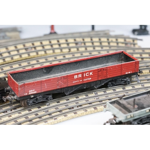 108 - Group of Hornby Dublo model railway to include 2-6-2 BR locomotive in black, track, 2 x signals and ... 