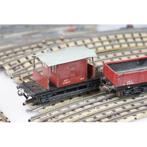 108 - Group of Hornby Dublo model railway to include 2-6-2 BR locomotive in black, track, 2 x signals and ... 