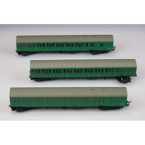 114 - Boxed Replica Railways OO gauge 12593 Suburban 3 Car Set Number 154 BR Southern Region Green