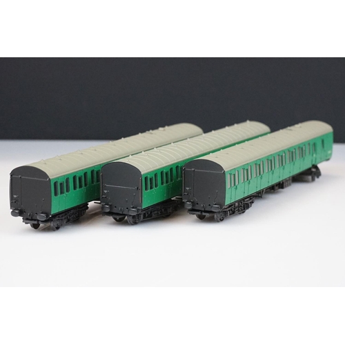 114 - Boxed Replica Railways OO gauge 12593 Suburban 3 Car Set Number 154 BR Southern Region Green