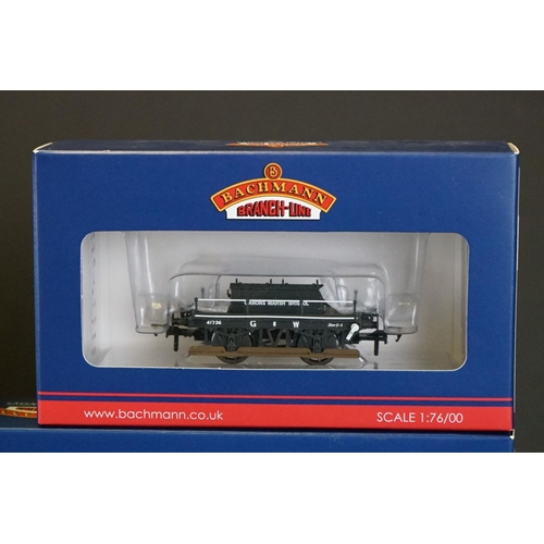 50 - 18 Boxed Bachmann OO gauge items of rolling stock to include 39576 BR Auto Trailer Maroon, 39500 BR ... 