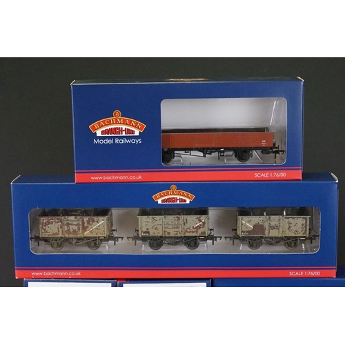 50 - 18 Boxed Bachmann OO gauge items of rolling stock to include 39576 BR Auto Trailer Maroon, 39500 BR ... 