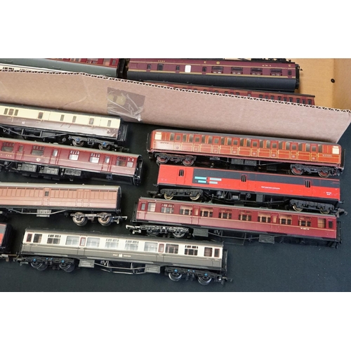 59 - Collection of 38 OO gauge items of rolling stock to include Mainline, Kitmaster, Lima, Airfix, Hornb... 