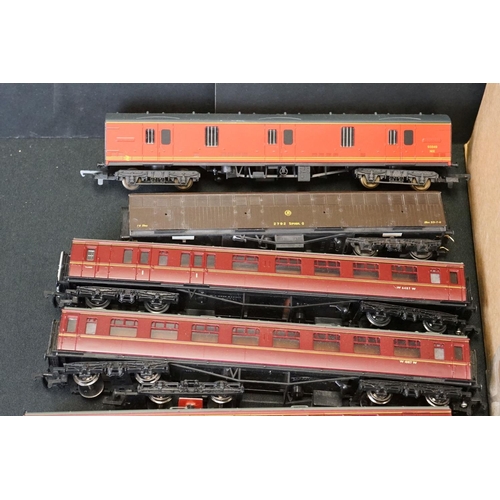 59 - Collection of 38 OO gauge items of rolling stock to include Mainline, Kitmaster, Lima, Airfix, Hornb... 