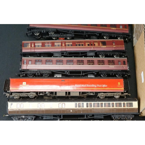 59 - Collection of 38 OO gauge items of rolling stock to include Mainline, Kitmaster, Lima, Airfix, Hornb... 